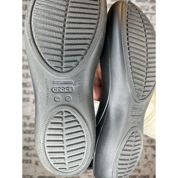 Crocs | women black flat rubber shoes - Picture 6 of 7